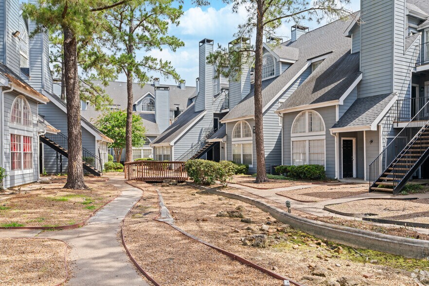 Building Photo - Pine Lake Village