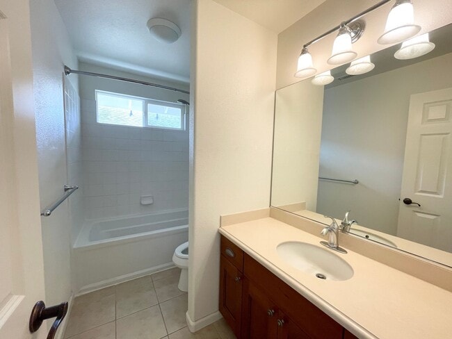 Building Photo - 4 Bd, 3 Ba w/ 3- Car Garage- Available Now in Hoakalei in Ka Makana