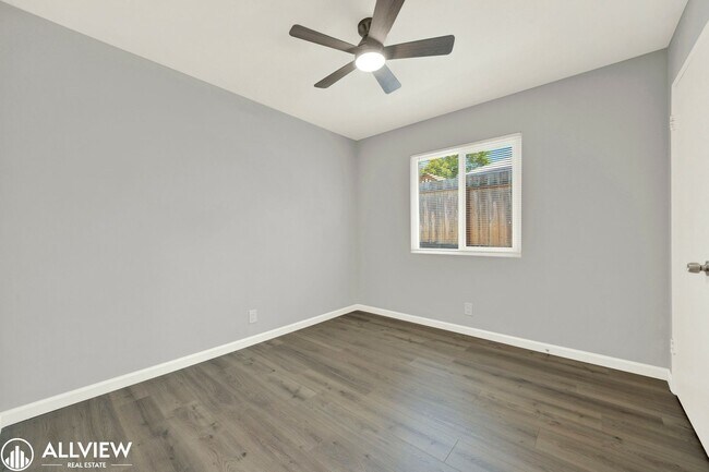 Building Photo - Newly Remodeled 4-Bedroom Gem with Spaciou...