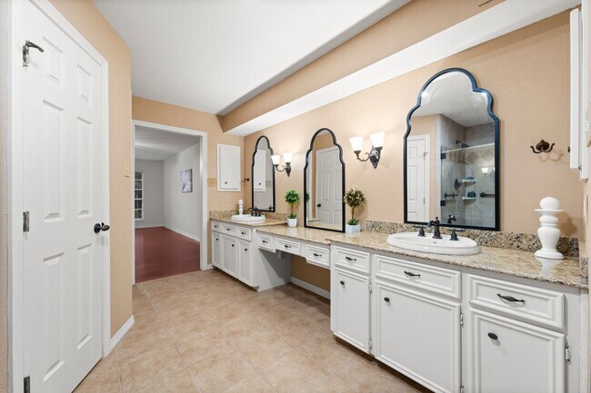 Building Photo - 16815 Memorial Oaks Ln