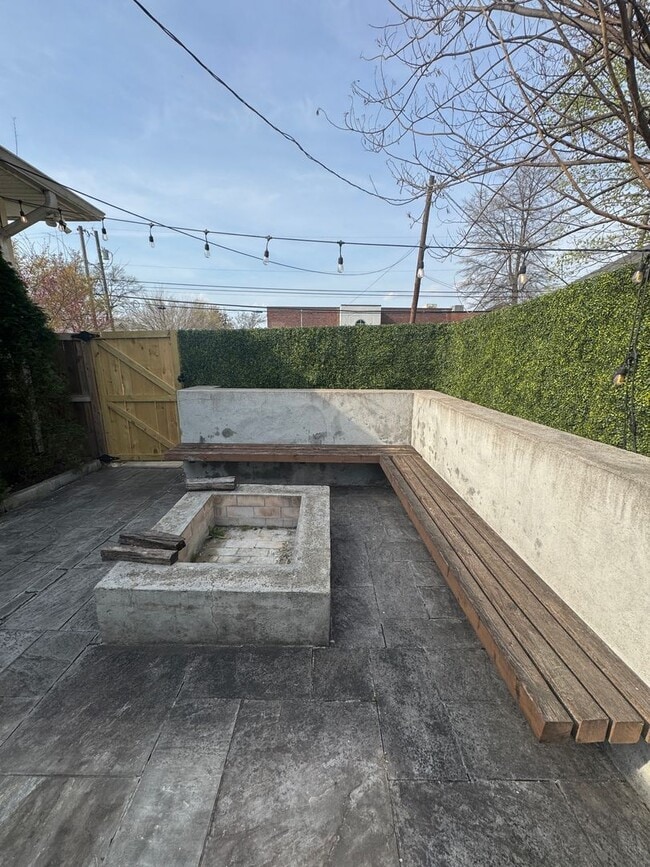 Building Photo - 3 bed, 2.5 bath home with spacious layout and oversized den/bonus room. Features include a fully ...