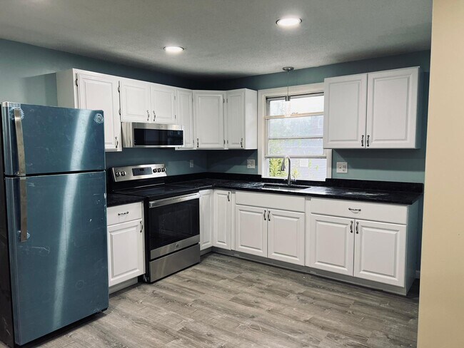 Building Photo - 1036 Chicopee St