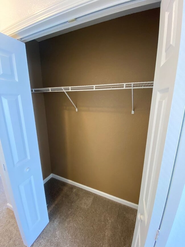 Building Photo - Candler - Two Bedroom updated apartment