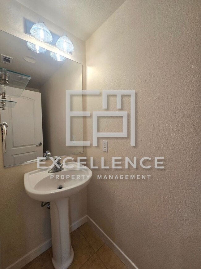 Building Photo - 2/2.5, 2 Car Tandem Garage, 2 En-Suite Bedrooms, Washer and Dryer - Japan Town