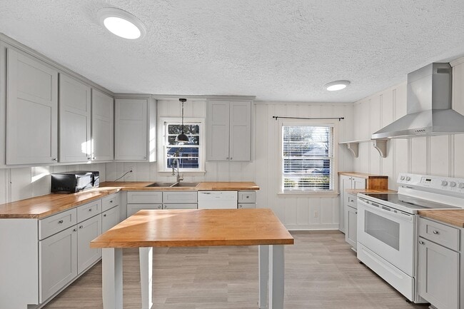 Building Photo - **AVAIL. NOW** The perfect blend of style ...