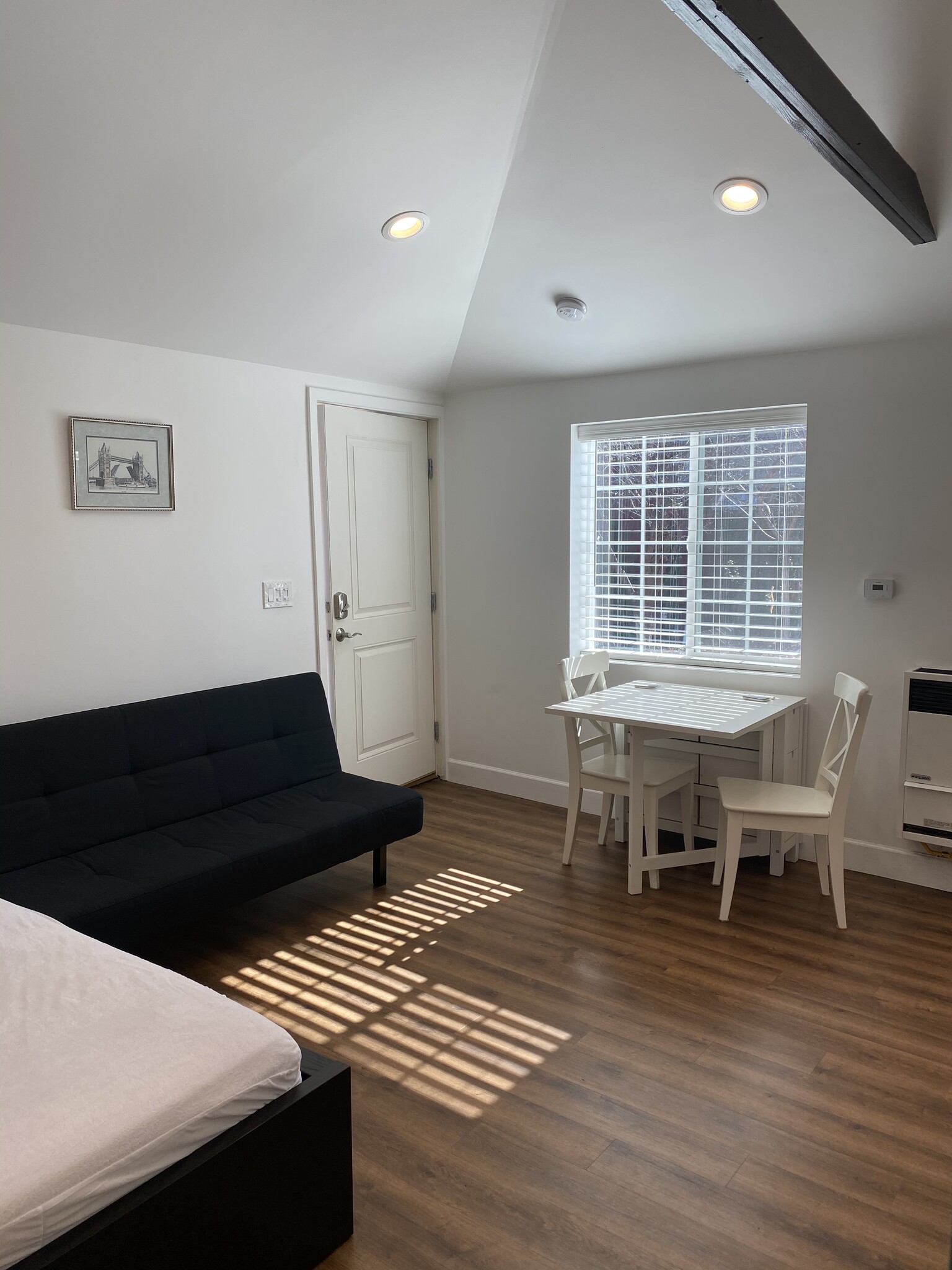 Entrance and Dining Area - 9020 Hillside St