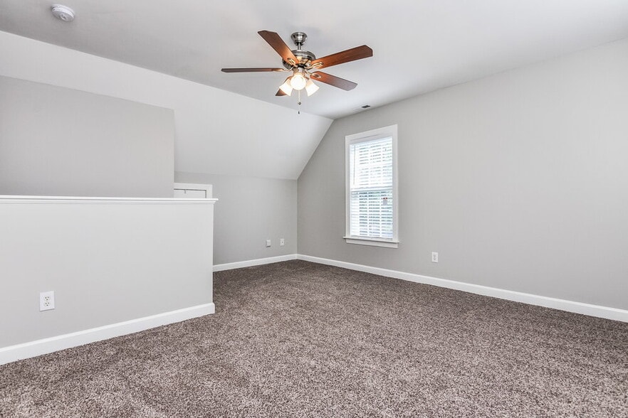 Building Photo - 909 Lotus Ln