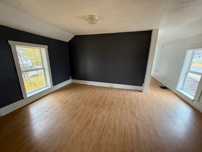 Building Photo - Large Duplex Available 6BD 2 BTH