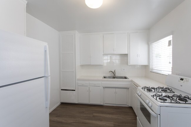 Primary Photo - Bright 2 BR in Pacific Beach with 2 Parkin...