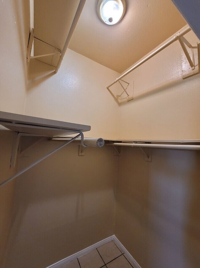 Building Photo - Large 4bd/2bth Unit in Logan Heights with ...