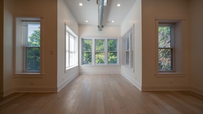 Building Photo - Stunning 3-Bedroom, 2-Bath Gem with In-Unit Washer/Dryer! Discover Uptown Living.