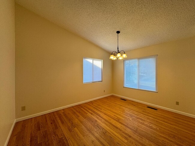 Building Photo - Beautiful home on quiet cul-de-sac/ 6 MONTH LEASE OPTION