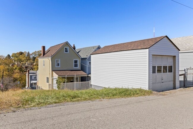 Building Photo - Bright 2 Bedroom Apartment in Duquesne Heights – Minutes from Mount Washington Overlook!