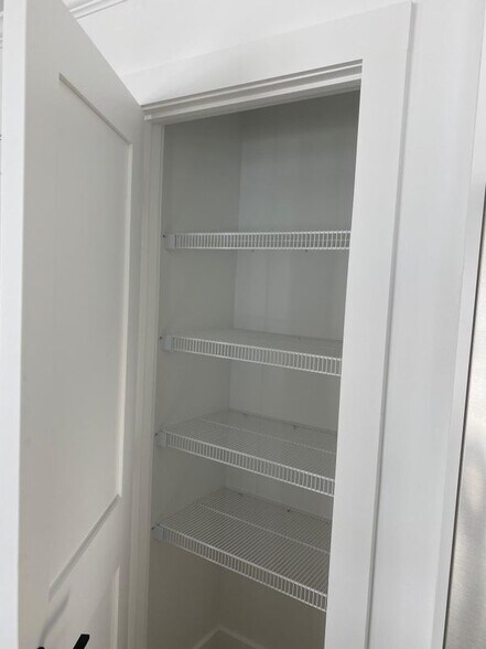 Building Photo - 53 River