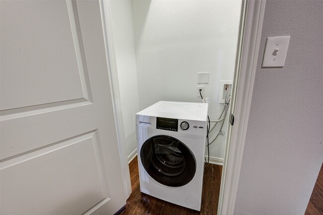 Building Photo - 921 Kern St