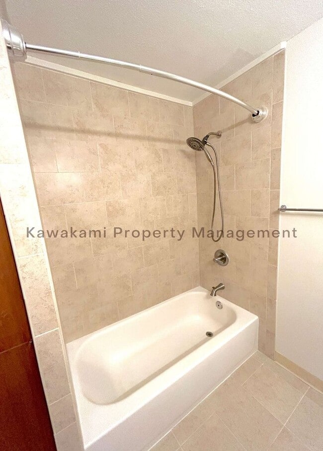 Building Photo - 18th Floor Queen Emma Gardens Apartment -  Spectacular Views, Amenities, & 2 Parking Stalls