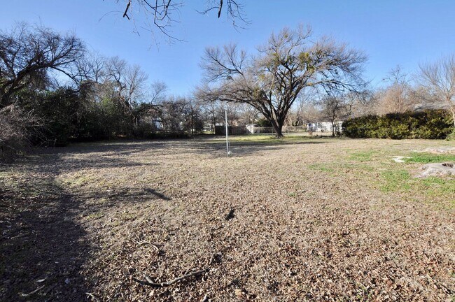Building Photo - FOR LEASE! 1 BR - 1 BA Frame Home in Weatherford with Large Fenced Backyard