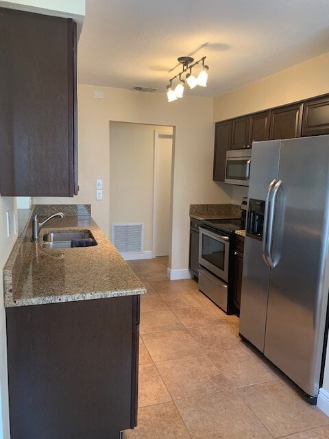 Building Photo - Stunning Pelican Bay Townhome