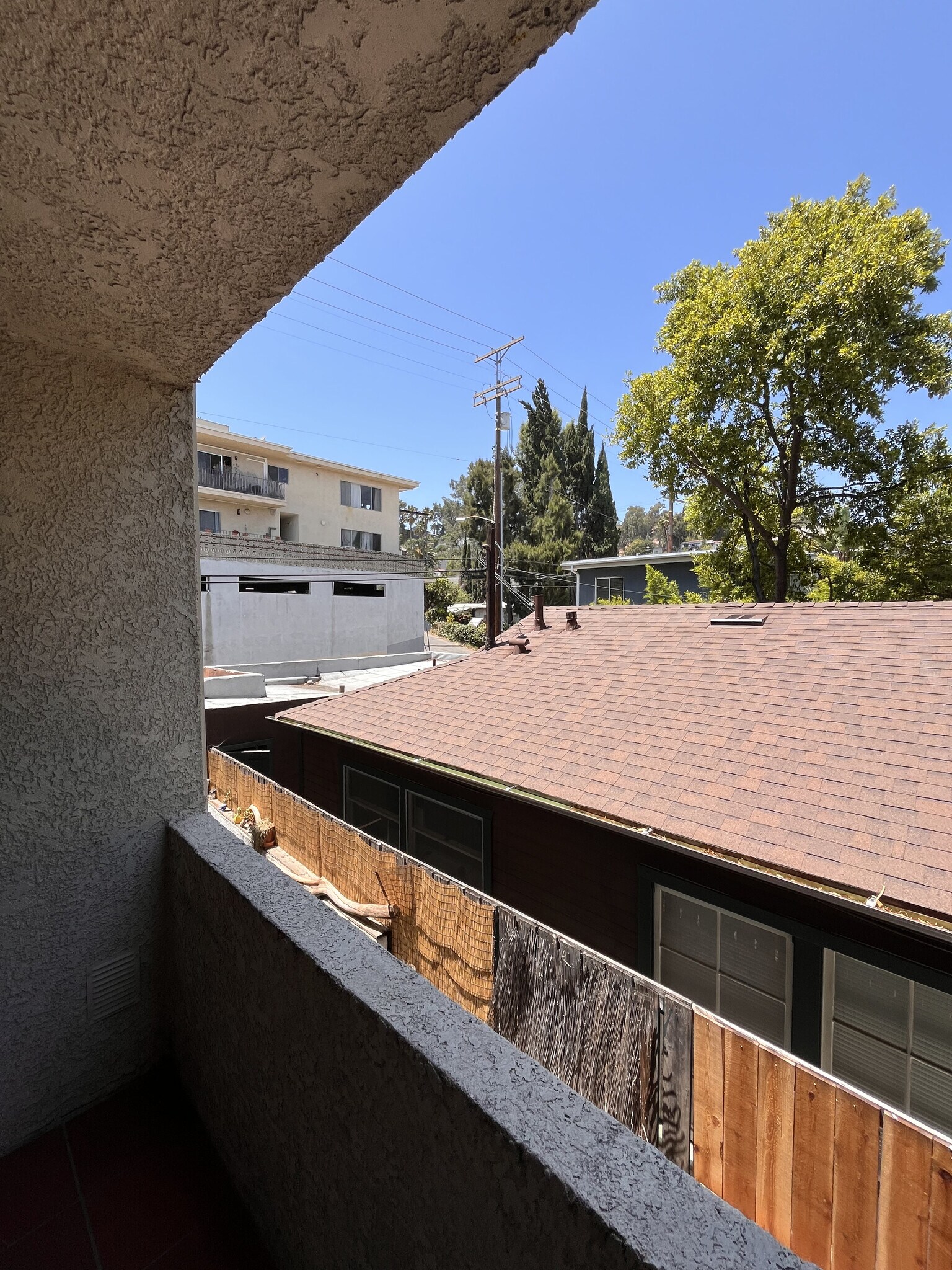 Building Photo - 2107 N Beachwood Dr