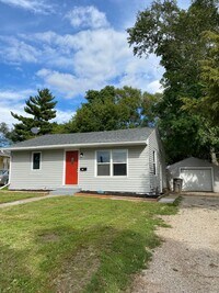 Building Photo - Fall in Love with this Cozy 2 Bedroom House!