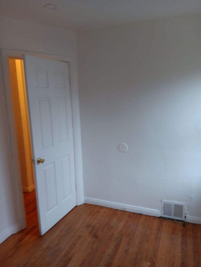 Building Photo - Quaint 3 bedroom home