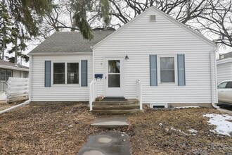 Building Photo - Large 6 Bedroom Home for Rent! Great Location on University!