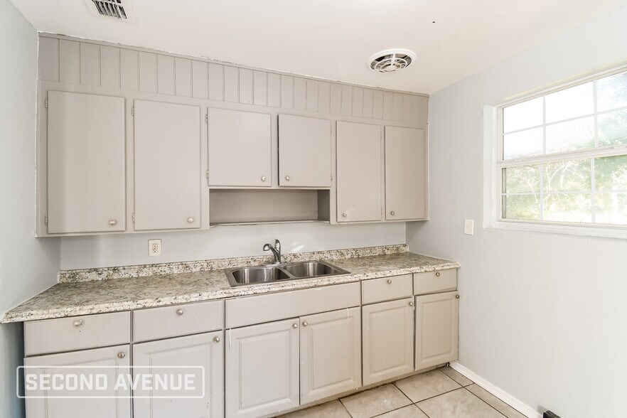 Building Photo - 7333 Roslyn Rd