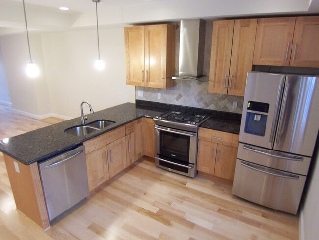 Building Photo - Large 3BR/2.5BA with yard and parking H St...