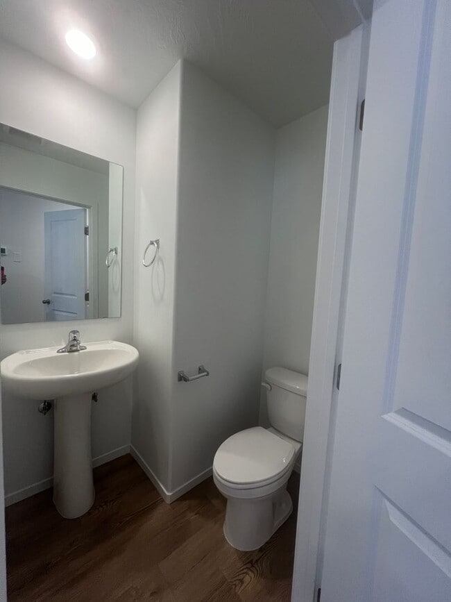 Building Photo - Beautiful spacious 3 bedroom, 2.5 bathroom house located in Cedar City!