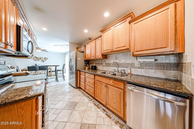 Building Photo - 10827 W Santa Fe Dr