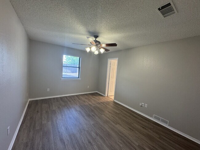 Building Photo - Stunning 3-Bedroom Haven with Cozy Firepla...
