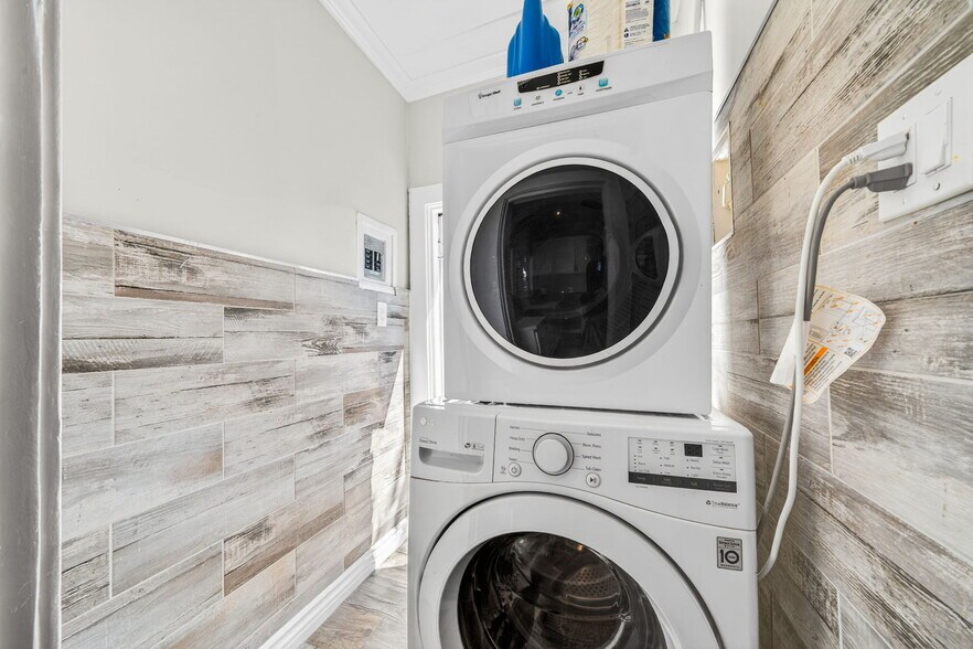 Building Photo - 5915 Lexington Ave