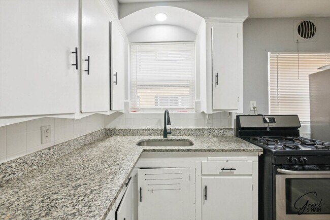 Building Photo - 3 bedroom bungalow $1500