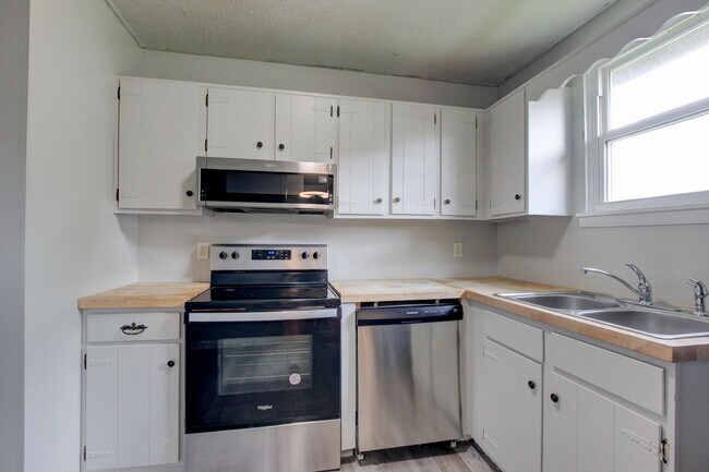 Building Photo - 729 Welsey Dr