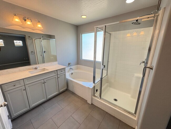 Building Photo - Beautiful 4Bed/3Bath/2Car Residence located in Providence