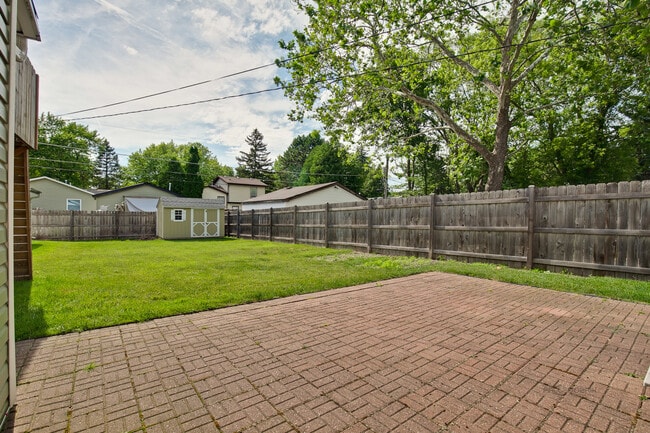 Building Photo - 648 N Greenview Ave