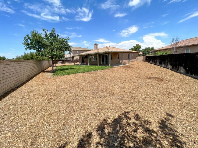 Building Photo - 3 bedroom SINGLE STORY home in Winchester on HUGE corner lot