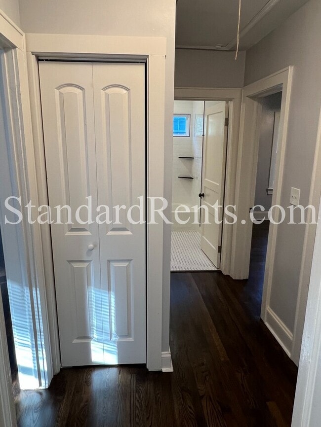 Building Photo - Adorable updated bungalow on a large lot in the heart of Grant Park!