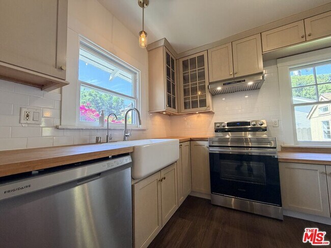 Building Photo - 1351 N McCadden Pl
