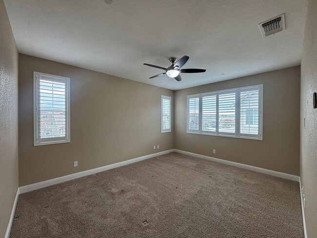 Building Photo - Modern 4BD Home in Brighton Landing | Solar | Bed & Bath Downstairs