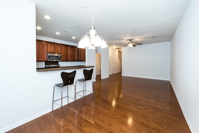 Building Photo - Beautiful 3BD/2.5BA Townhome in the Lions Gate Community!