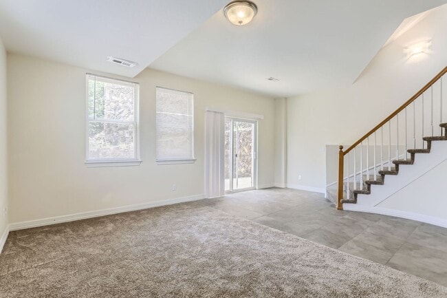 Building Photo - Beautifully maintained town-home in Centra...