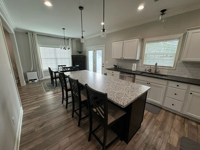Building Photo - Knoxville 37920 - **COMING AVAILABLE August 1st** Beautiful single family home located in South K...