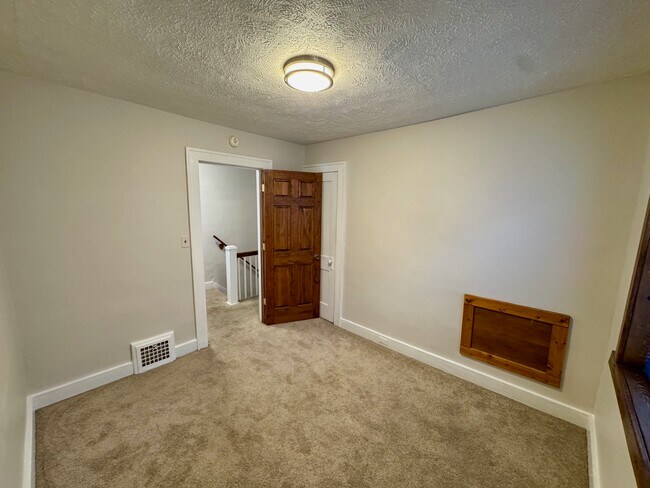 Building Photo - 103 Luton Ave SE