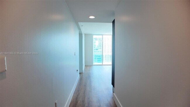 Building Photo - 950 Brickell Bay Dr