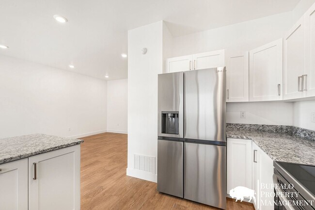 Building Photo - Beautiful brand new luxury 3 Bedroom 2.5 Bath townhouse!!