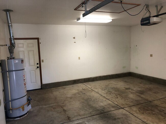 Building Photo - 2-bedroom 2-bathroom duplex with 2 garages in Eugene!