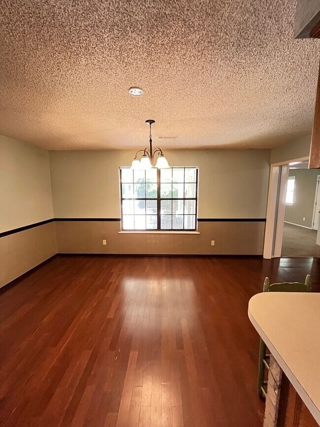 Building Photo - 4 bedrooms and 2 bath home, mature neighborhood, garage, well built and clean