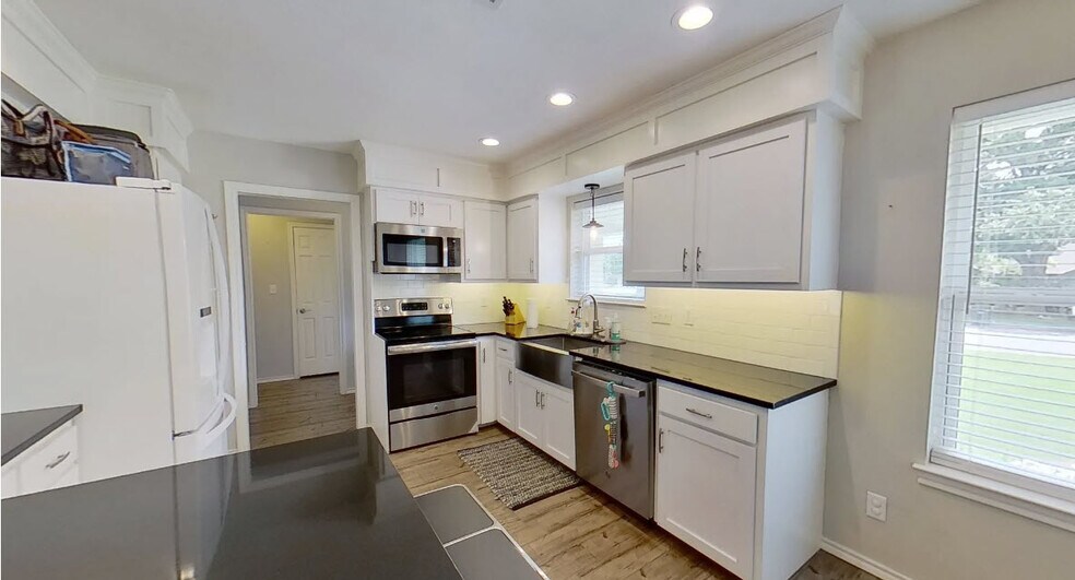 Building Photo - 323 Cardinal Dr