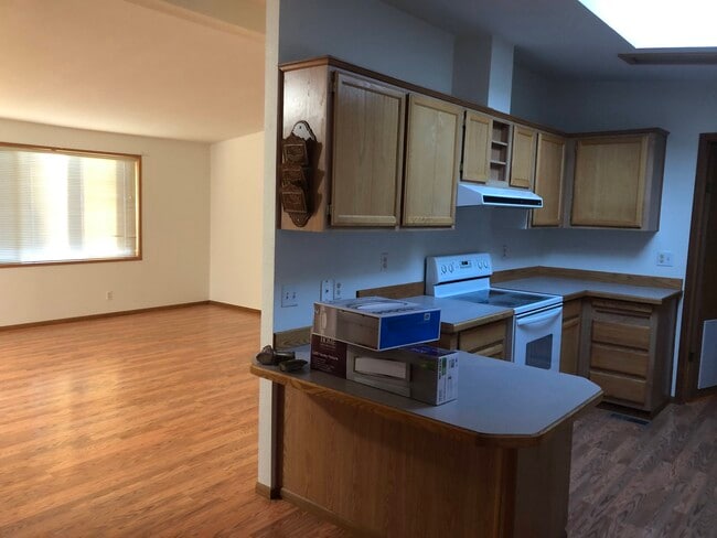 Building Photo - 1075 SE Castlewood Dr